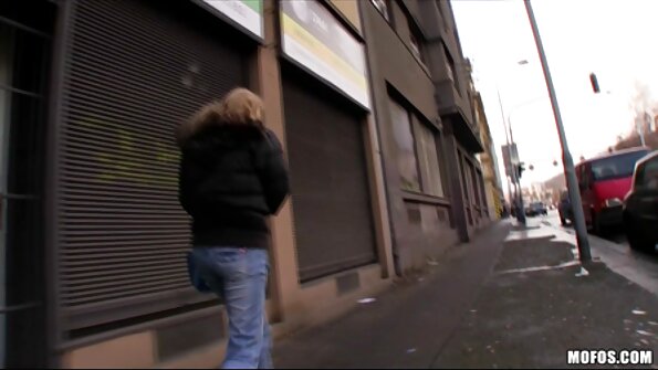 A babe karo amba bokong menehi jotosan proyek kanggo dheweke pacangan ing sofa