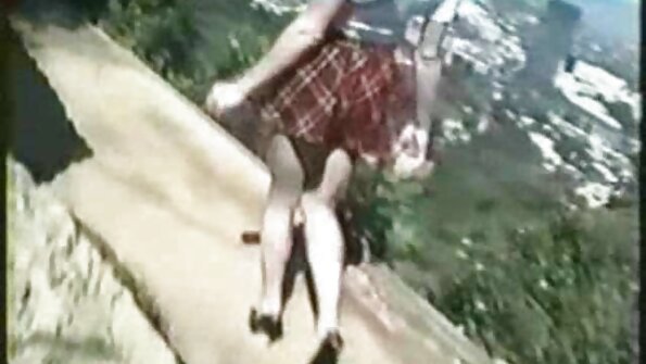 A brunette bokong gedhe wis njupuk pecker ireng nang dheweke pus