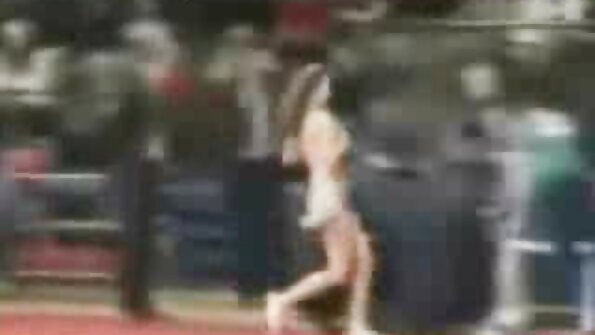 A jago gedhe wis ketukan ing panas Latina ing dheweke udan pus lambé