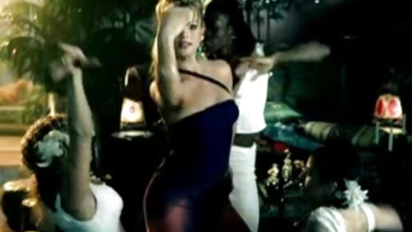 A dildo amba nyurung menyang brunette karo pus wulu