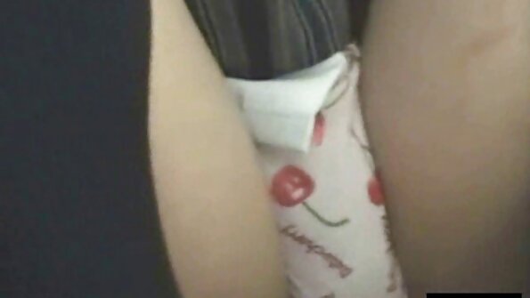 A cah ayu ireng sing wis amba alam susu ing dheweke bokong, nyebar dheweke sikil