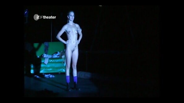 A wong ireng karo jago gedhe ketukan asu iki ing dheweke bokong