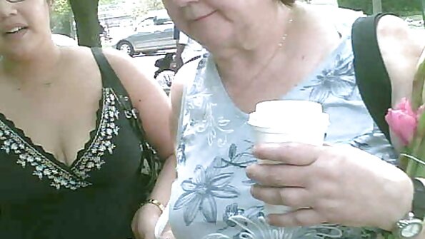 A pirang sing wis cilik susu iki njupuk dheweke hairless cunt mlebu