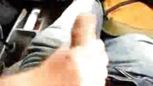 A sundel plump iki njupuk dheweke klitoris caressed dening dheweke gedhe dolanan