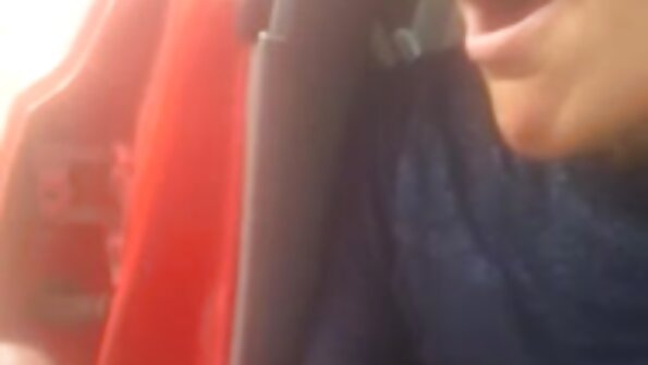 A pembantu seksi sing duwe bokong gedhe sing becik iki njupuk kontol ing dheweke cunt