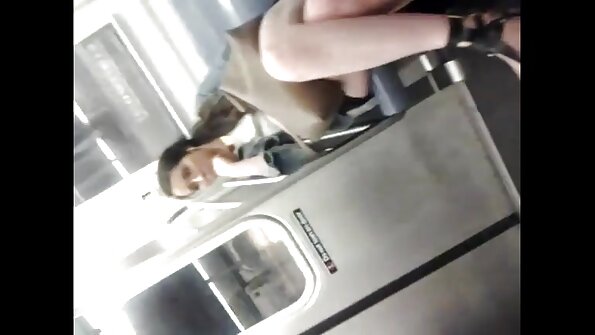 A harlot susu cilik ngumumke dhéwé marang wong kanggo njaluk humped