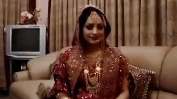 A Lady sethitik tato karo bokong amba njupuk penetrated