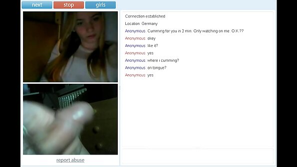 Pirang MILF ndadekake lesbian tresna ing sofa karo ceking girl