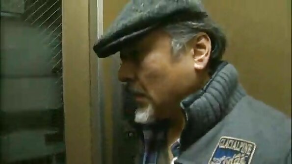 A bimbo karo ageng susu nggawe manawa dheweke wong seneng karo dheweke