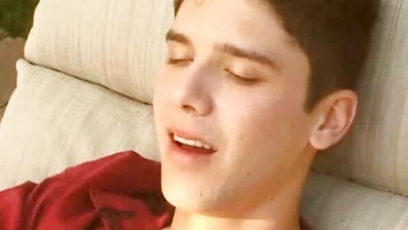 A sundel ngrasa dildo lan pitik jago ing wektu sing padha nutup munggah