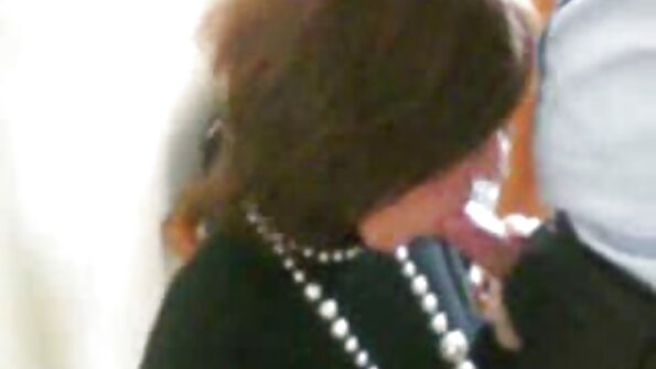 A pirang sing wis cilik susu iki njupuk dheweke pus rammed