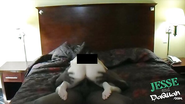 A pirang ceking iki njupuk penetrated doggy gaya saka konco