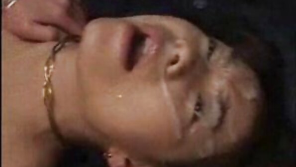 Wong ireng duwe dalan karo pelacur cilik sing enak ing sofa