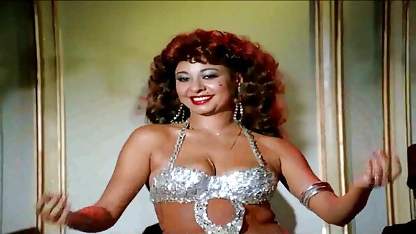 Brunettes Jazmyn lan Stephani Moretti njupuk rammed dening kandang jaran