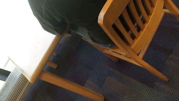 Busty brunette teen bakal ngaco dening dheweke pacar ing amben