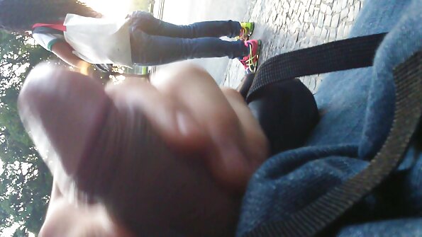 Busty milf lan dheweke langsing stepdaughter duwe fun karo wong