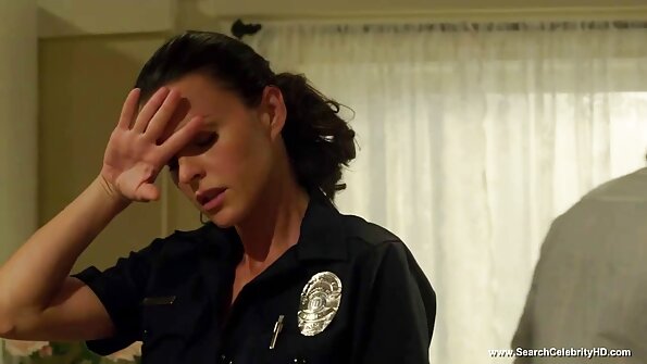 Cah ayu wis eseman ing dheweke pasuryan nalika dheweke kaki massages zakar