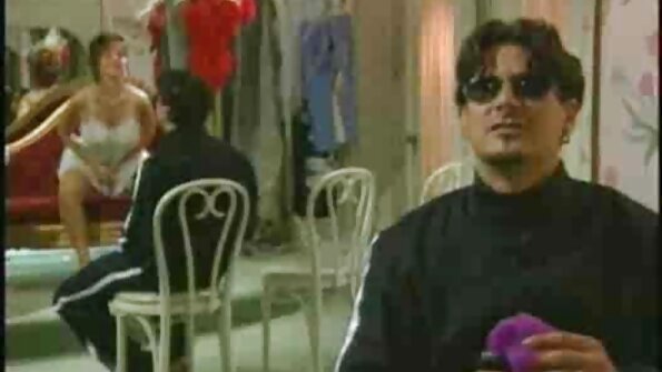 A big bokong bimbo karo dheweke wadon kanca, mengkono fisting