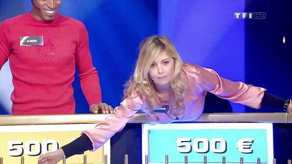 A brunette karo tato lan gedhe susu nggunakake dheweke tutuk kanggo menehi jotosan proyek