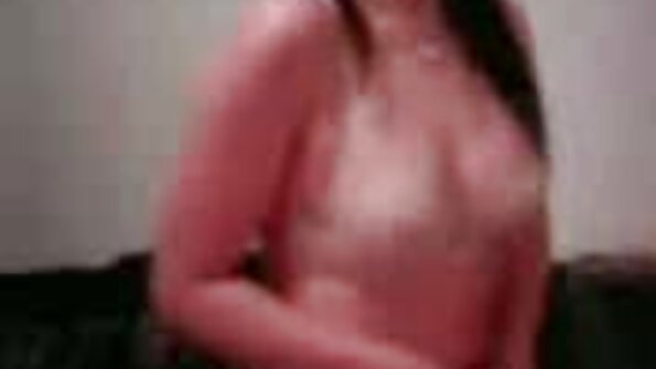 A cah wadon karo ageng bouncy susu iki njupuk dheweke udan pus bajingan ing amben