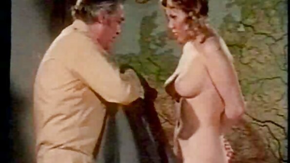 A brunette seksi karo pus seksi lungguh ing zakar gedhe