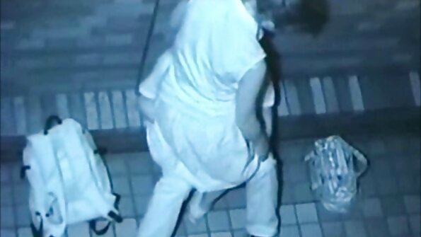 Wong wadon seksi sing rambute ireng mbukak awak supaya bisa jancok