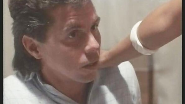 Big-breasted slutty brunette wareg karo kontol ing fanny