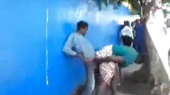 pirang bayek iku nunggang dheweke fitness instruktur ing gym kosong