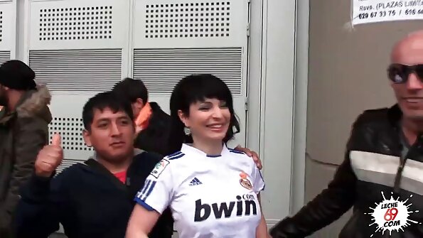 Pirang brat perlu gedhe meat Pole ing dheweke nyenyet pus bolongan sapunika