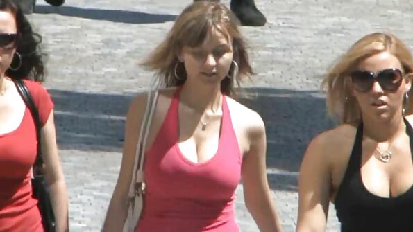 A mbah gundul kurang ajar wanita seksi karo kaca tingal ing sofa