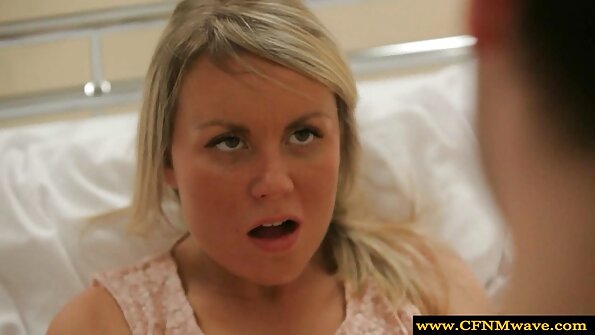 A pirang mbukak awak kanggo wong sing karo dheweke ing amben