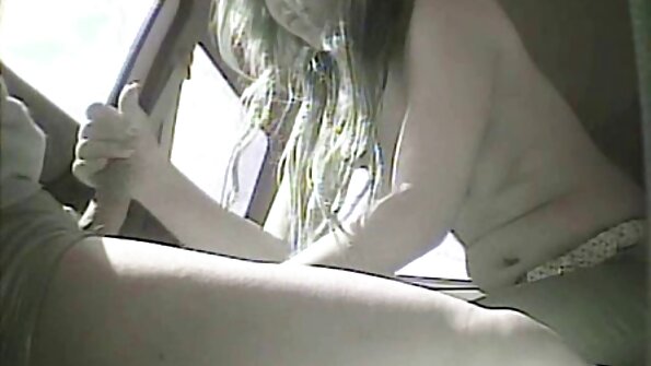 A pirang sing tresna pitik jago nuduhake dheweke erotis gerakane ing amben