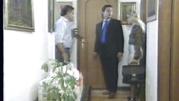 A pirang karo gedhe knockers pleases dheweke wong karo dheweke cunt lambé