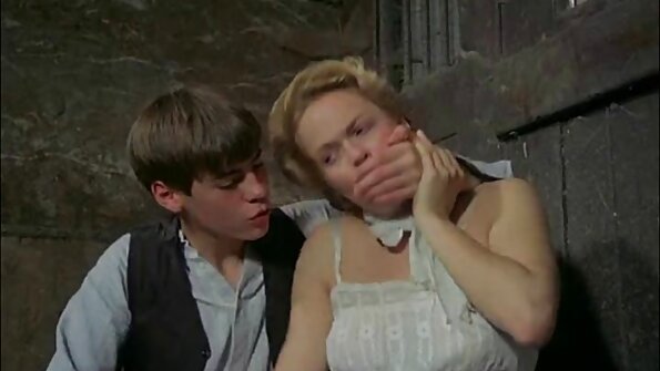 A pirang pucet iki njupuk anally kabungkus dening wong lanang gedhe kene