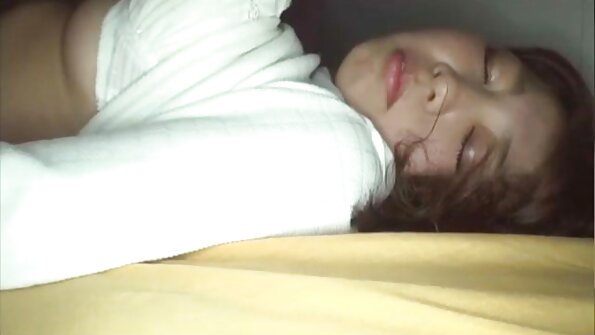 A abang karo eseman seksi iki njupuk kontol ing dheweke cantik tutuk