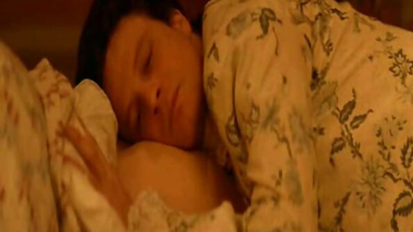 Diunekake dening ibu susu ageng lan bocah wadon sing lucu