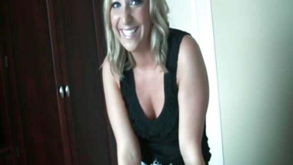 Brunette karo puffy penthil lagi dijupuk dening dheweke wong saka konco