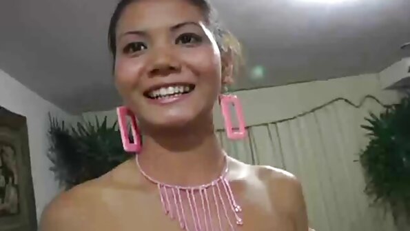 A boss gedhe penetrates sekretaris sethitik panas ing kantor