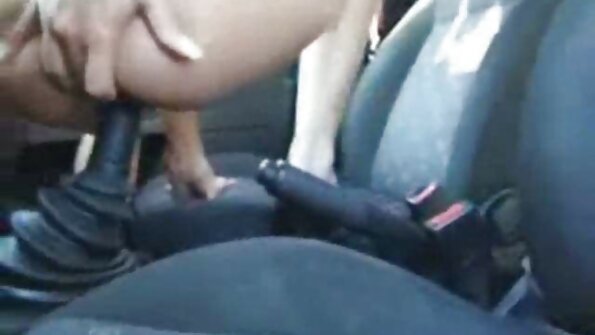 A bimbo karo susu palsu gedhe nindakake pertunjukan solo dina iki