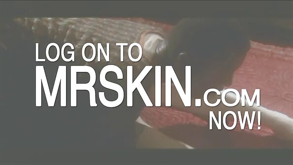 A brunette solo girl iki meksa nindakake perkara dheweke tangan nang dheweke teles cunt