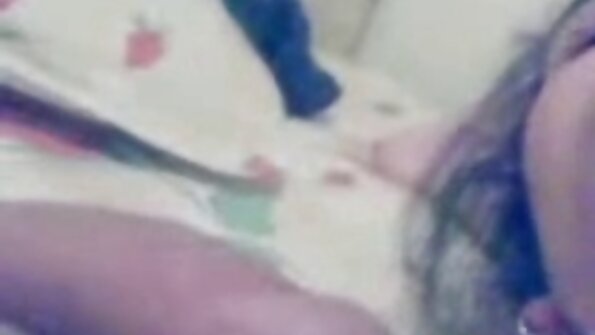 A brunette sing tresna jago gedhe ing kantor, njupuk kabungkus