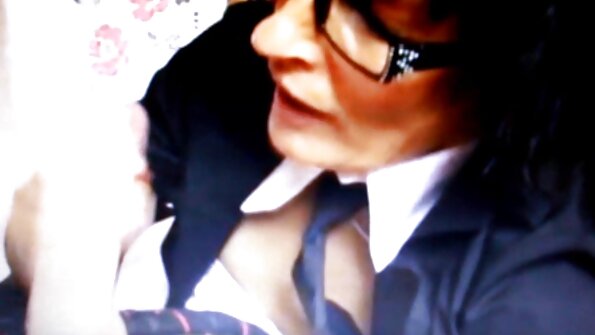 A brunette karo awak nyenyet iki njupuk bajingan ing dheweke teles cunt