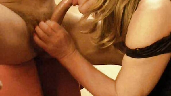 A brunette seksi karo bouncy susu menehi jotosan panas