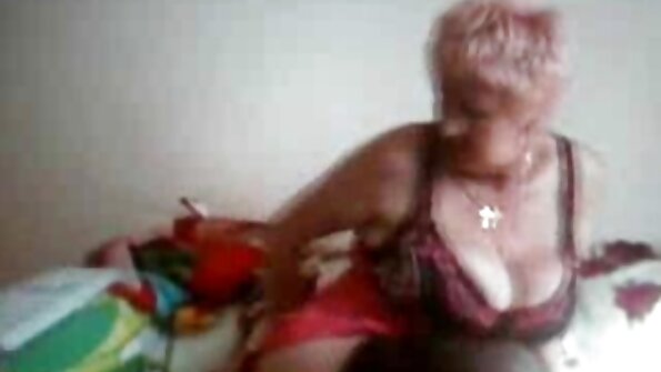 Pirang karo pasuryan cantik meksa nindakake perkara dheweke naturals bebarengan