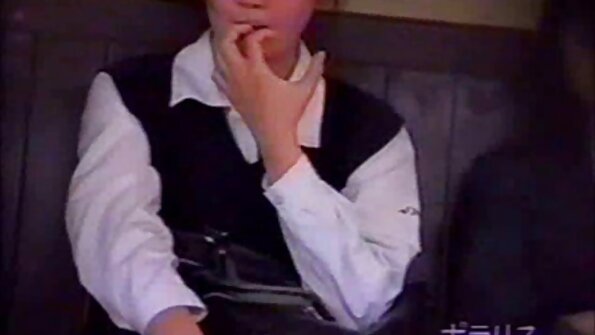 Pirang karo kaose sikil wis njupuk kontol nang dheweke nyenyet bokong