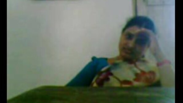 Brunette bombshell ngisep lan kurang ajar siji seneng wong lanang njobo