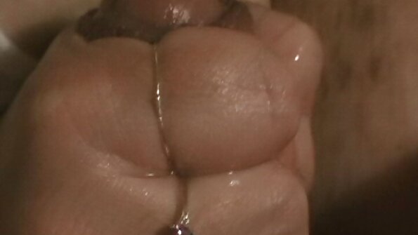 A big bokong bimbo karo ageng bokong njupuk anally dilatih ing sofa