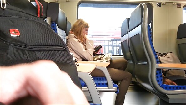 A asu bokong amba sing tresna jago ing ngarepe kamera nalika rammed