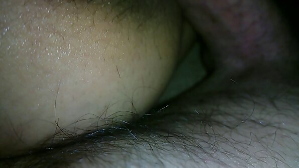 A pirang karo alam susu mbukak munggah dheweke sikil kanggo njaluk mati