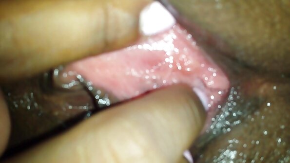 A brunette karo nyenyet dipun cukur cunt iki njupuk bajingan ing kantor